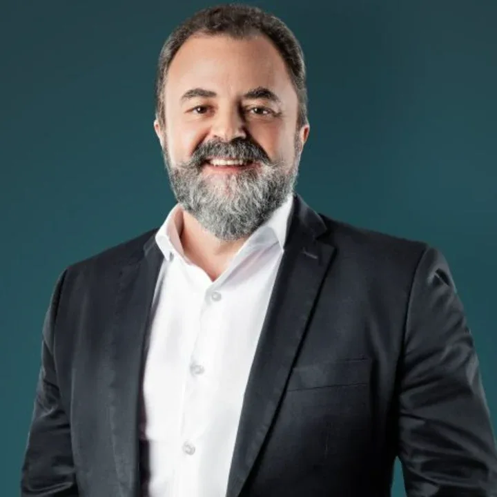 César Vergara de Almeida Martins Costa