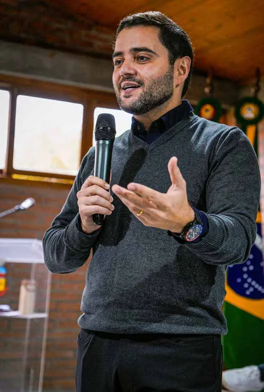 Gabriel Souza fala ao microfone