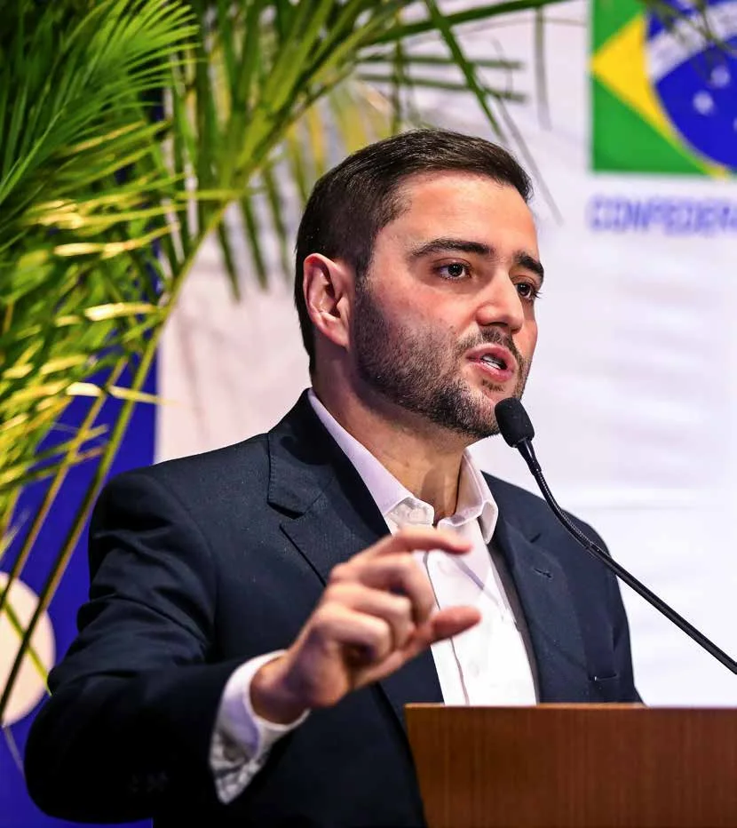 Gabriel Souza durante discurso