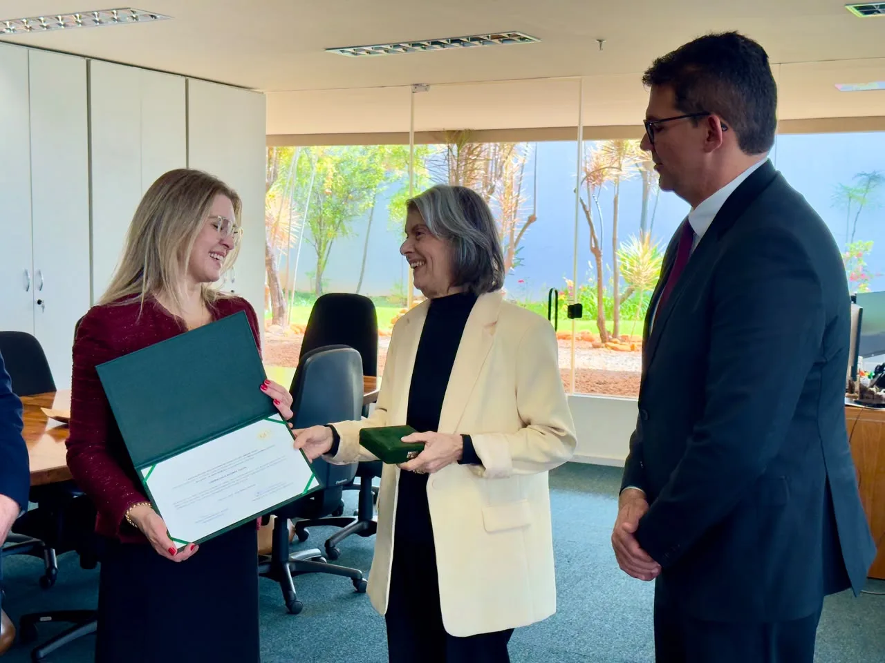 APERGS homenageia ministra Cármen Lúcia com medalha comemorativa dos 60 anos da entidade