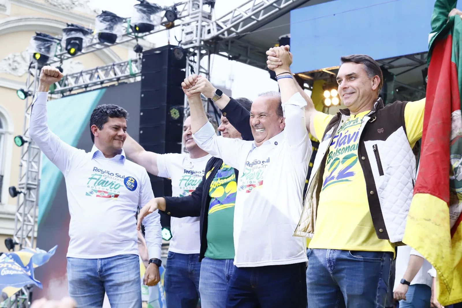 Flávio Bolsonaro reúne apoiadores no Centro de Porto Alegre e destaca segurança pública em comício